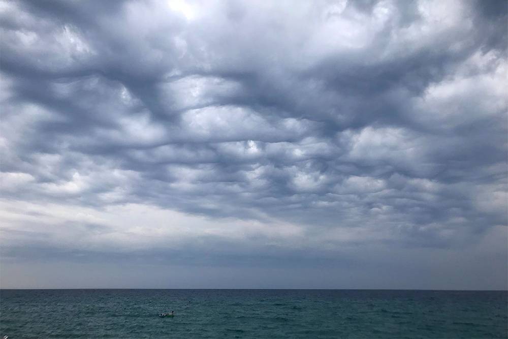 В июле 2019 года над морем можно было наблюдать необычные квадратные облака. Дождь шел всего 15 минут за весь месяц