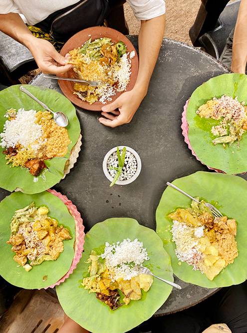 Шри-ланкийскую еду часто подают на экологичной посуде — листьях лотоса