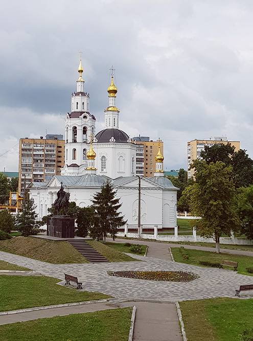 Сквер с памятником Ивану Грозному