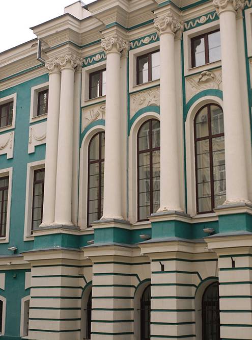 Здание музея похоже на Зимний дворец. Есть легенда, что Екатерина Вторая останавливалась здесь во время визита в Воронеж
