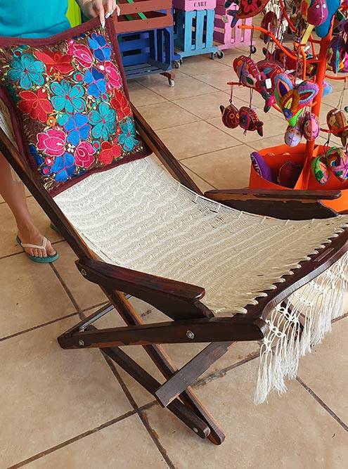 Плетеные кресла, гамаки и вышитые подушки — популярные сувениры из Мексики