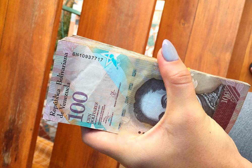 Венесуэльский боливар. На&nbsp;фото я&nbsp;держу в&nbsp;руке среднюю зарплату венесуэльца — эквивалент&nbsp;10&nbsp;$
