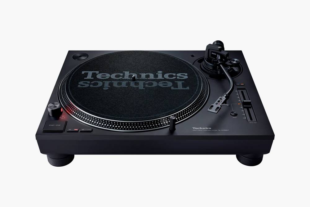 Technics SL-1210MK7 — ультимативный выбор для музыкального энтузиаста. Он крепко собран и при должном уходе прослужит десятки лет. За него просят 114 750 <span class=ruble>Р</span>