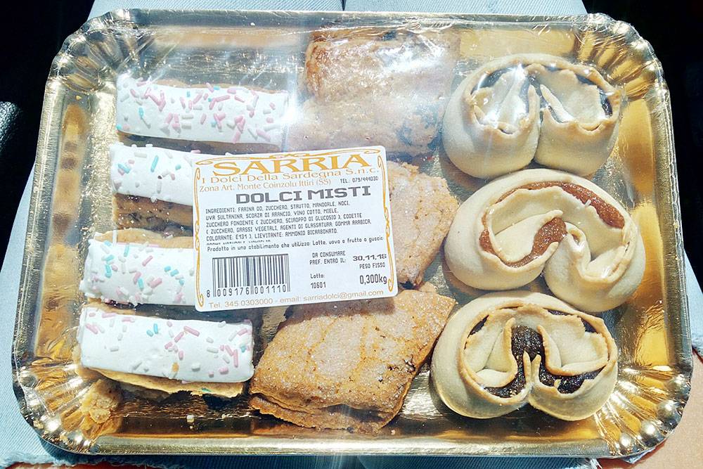 В супермаркетах продают наборы сардинских сладостей