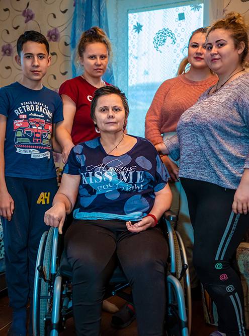 Недавно мы открыли сбор на реабилитацию Инны Николаевны из Тульской области. У нее четверо детей: три взрослых дочери и сын-подросток, а еще семейный бизнес — производство домашних полуфабрикатов