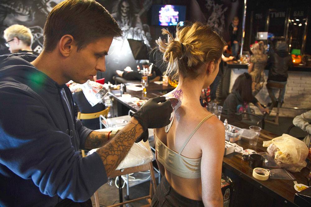 На Walking Night&nbsp;2018 мастер Илья переносит эскиз будущей татуировки на кожу посетительницы