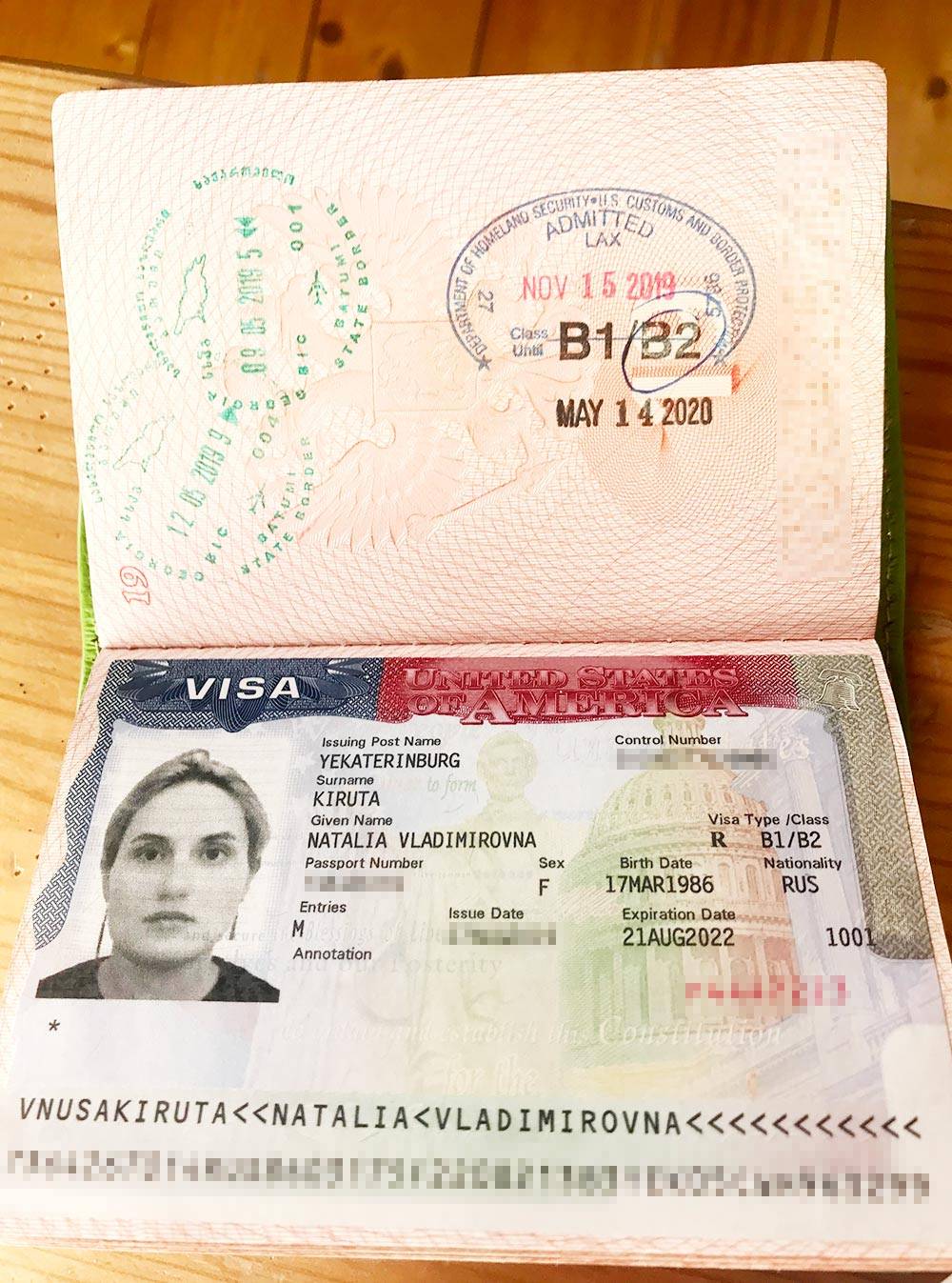 Моя виза. При&nbsp;въезде офицер обвел на штампе надпись В2 — это значит, что я въехала с медицинскими целями