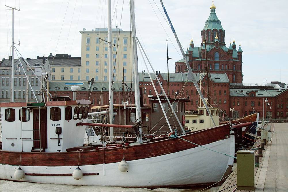 Северная гавань и район Катаянокка в Хельсинки. Там стоят круизные лайнеры, деревянные лодки, яхты и другие морские суда
