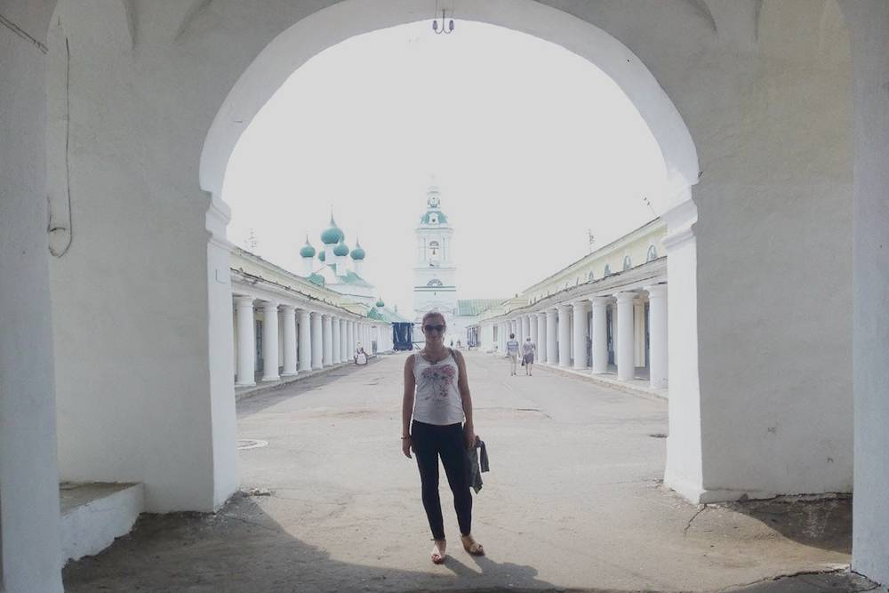 Я сделала в торговых рядах красивые фотографии. На заднем плане — церковь Спаса в Рядах