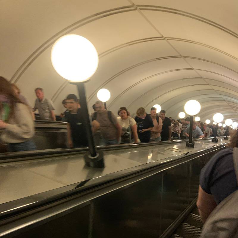 В московском метро одиноким себя не почувствуешь: всегда кто-то дышит в затылок