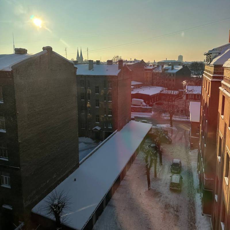 Вид из окна в солнечный зимний день