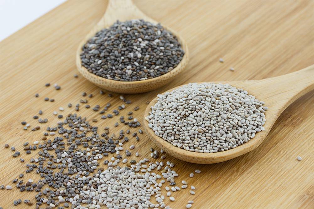 Черные и белые семена чиа. Источник: Ellen Mol / Shutterstock