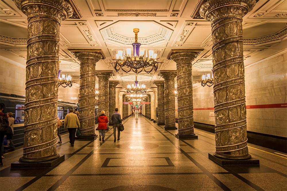 Я часто бывал на этой станции в студенческие времена, так как учился в Петергофе. Станция поражает монументальностью, величием и колоннами из стекла. Фото: Asim Ali / iStock