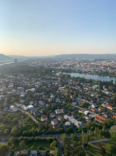 Вид с холма на красивый район Лизинг на юго-западе Вены