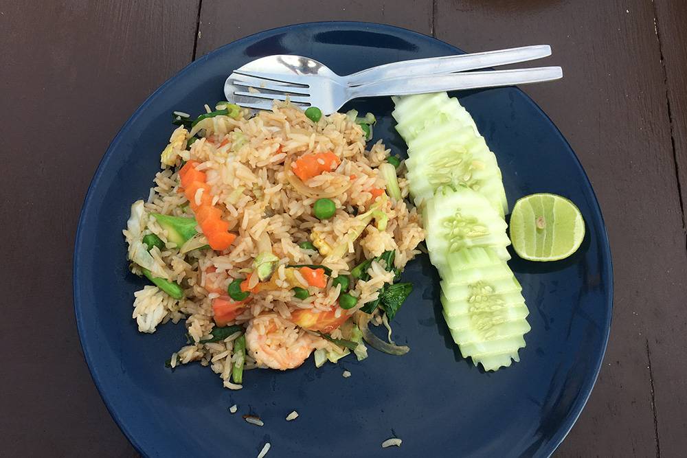 Чтобы не прогневать тайскую богиню риса и не наслать голод, на тарелке не принято ничего оставлять