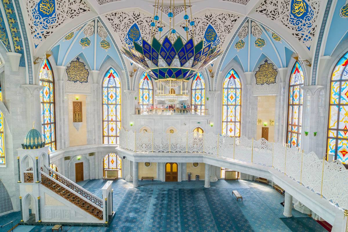 Полы мечети устилают персидские ковры из Ирана, помещение освещает цветная хрустальная люстра из Чехии. Фото: Yury Dmitrienko / Shutterstock