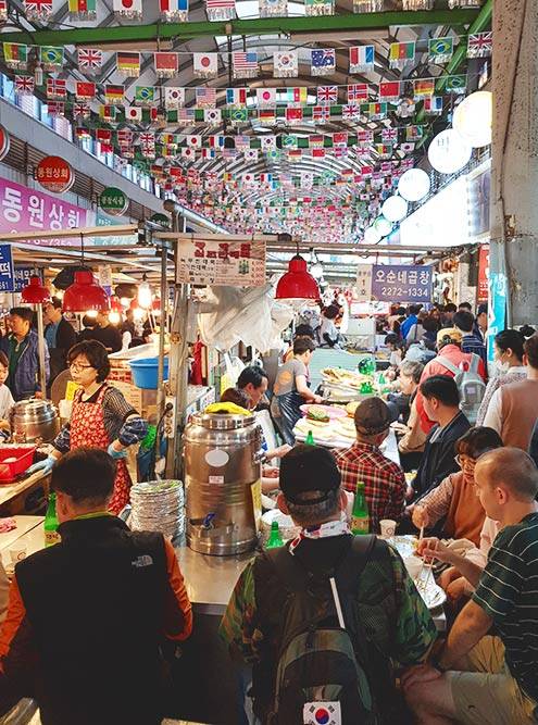Разрекламированная аллея еды на рынке Кванджан (Gwangjang) в Сеуле нам не понравилась: 90% блюд стоят всего 5000&nbsp;₩ (около 280 <span class=ruble>Р</span>), но порции очень маленькие