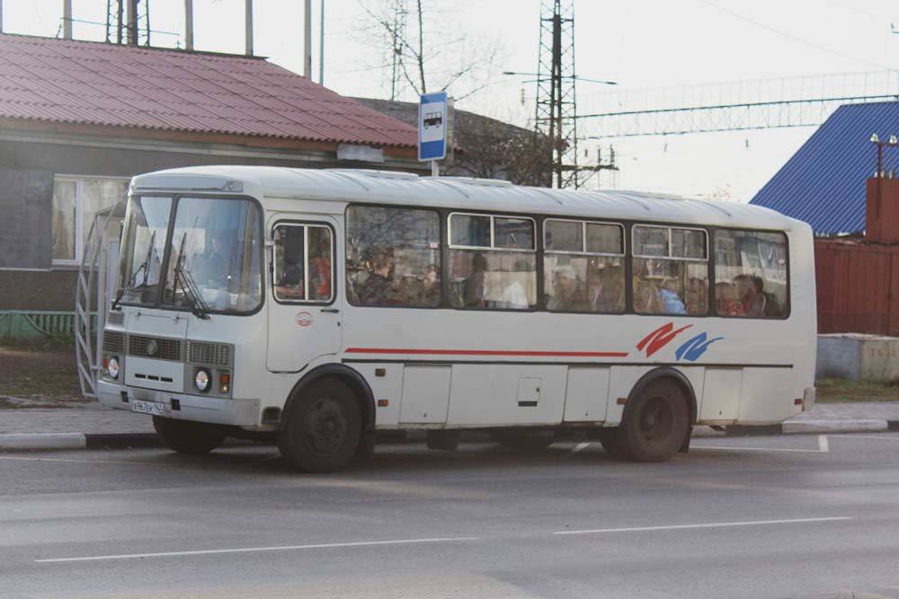 Проезд в автобусе стоит 20 рублей