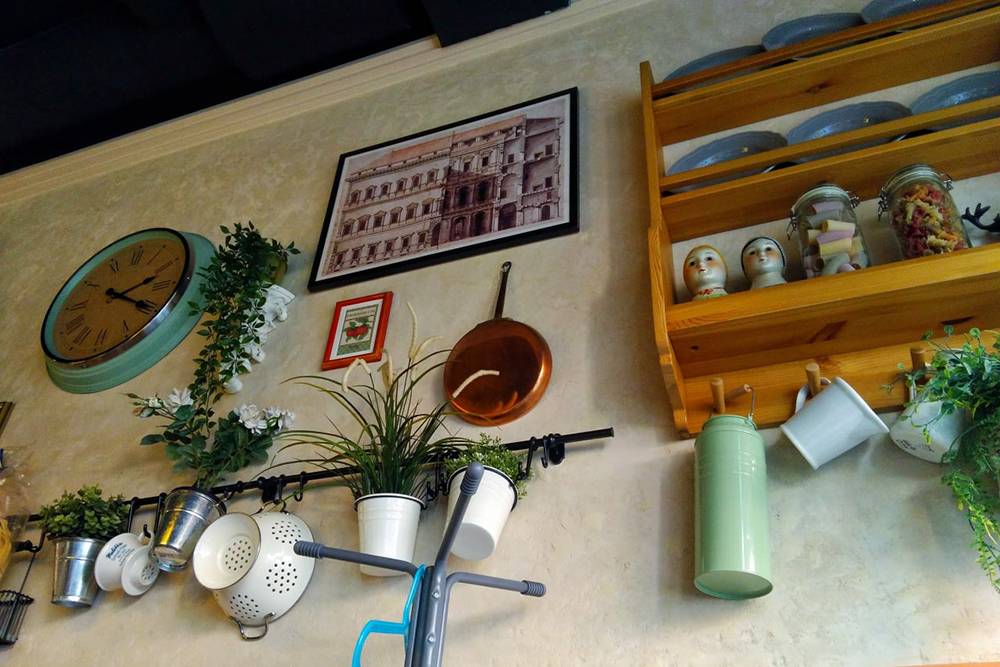 В Gusto Fresco уютный интерьер со множеством деталей, как на кухне у итальянского повара