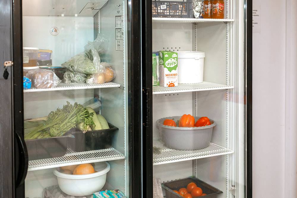 Все, что лежит в холодильнике, будет израсходовано в течение рабочей смены. Предприниматели не делают товарные запасы, а закупаются ежедневно