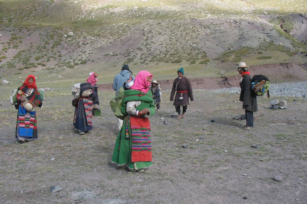 Тибетские паломники часто были замотаны в национальные наряды с головы до ног