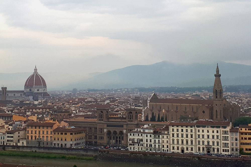 Флоренция — воплощение стереотипов об Италии. Узкие улочки, вымощенные брусчаткой, невысокие домики песчаных цветов и тяжелые ставни. Чтобы посмотреть на Флоренцию с высоты, мы поднялись на площадь Микеланджело