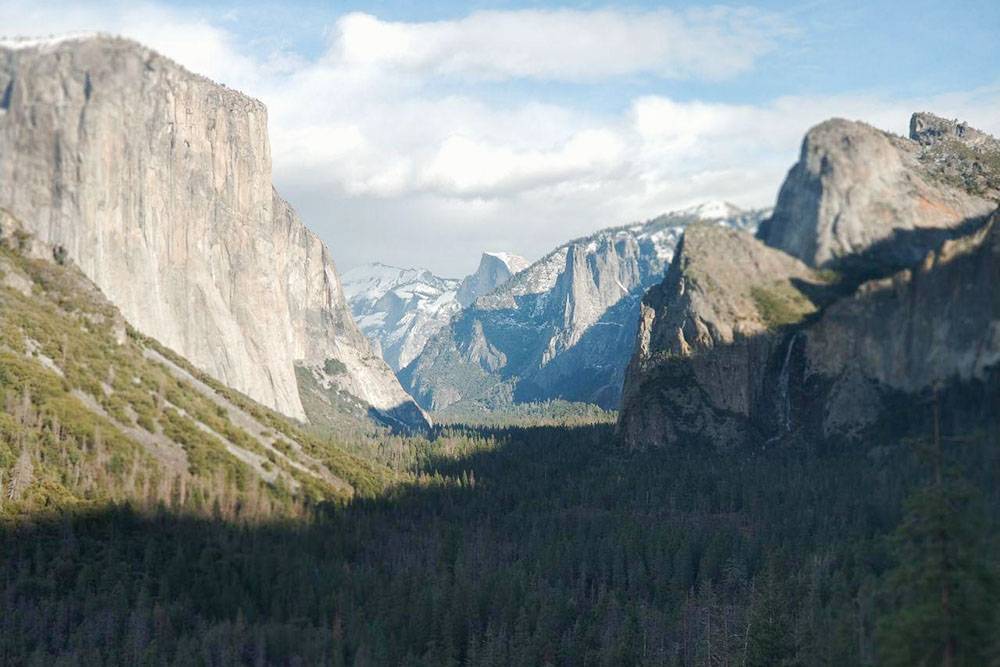 Наиболее известный вид на долину Йосемити со смотровой площадки «Таннел-Вью»: слева — монолит Эль-Капитан, справа — горный водопад Брайдлвейл, в центре — скала Хаф-Доум