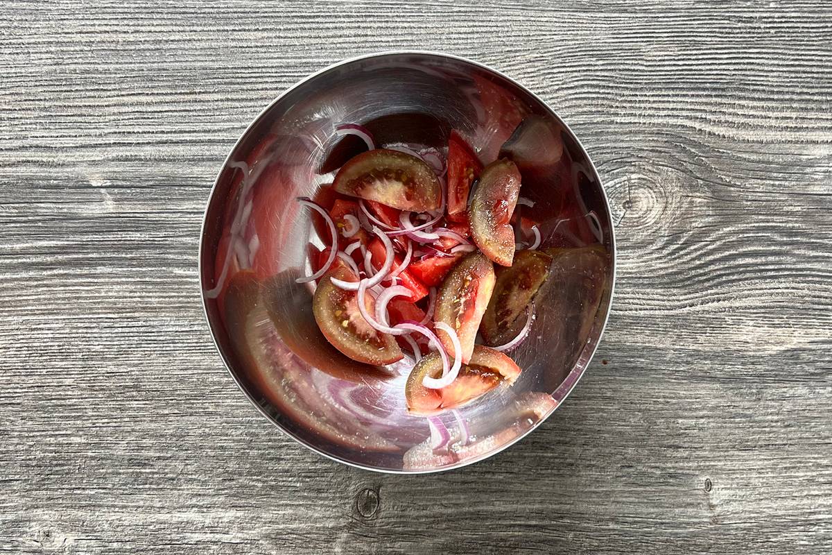 Соль, сахар и уксус действуют как усилители вкуса: помогают помидорам стать слаще и сочнее, а у лука убирают лишнюю горечь и остроту