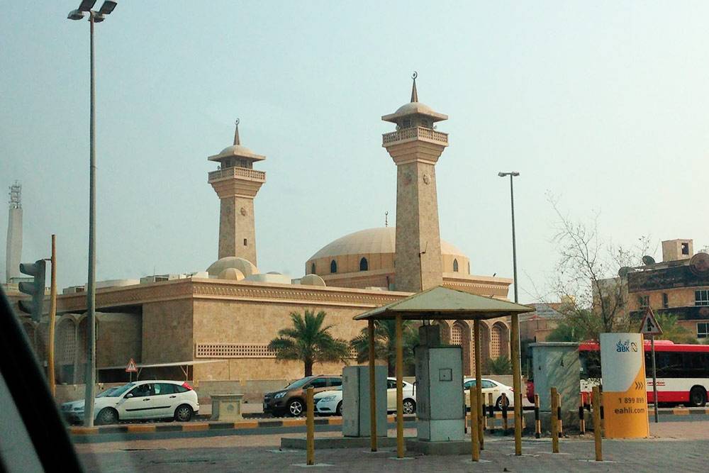 Мечетей в Кувейте очень много. Молитвы по мусульманским традициям проходят пять раз в день, их транслируют через колонки по всем районам