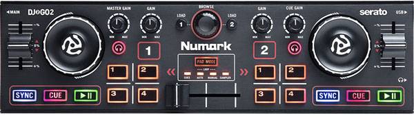 Простой компактный контроллер Numark DJ2GO2: на нем подгоняют и сводят треки. Весит меньше килограмма, стоит 4500 рублей
