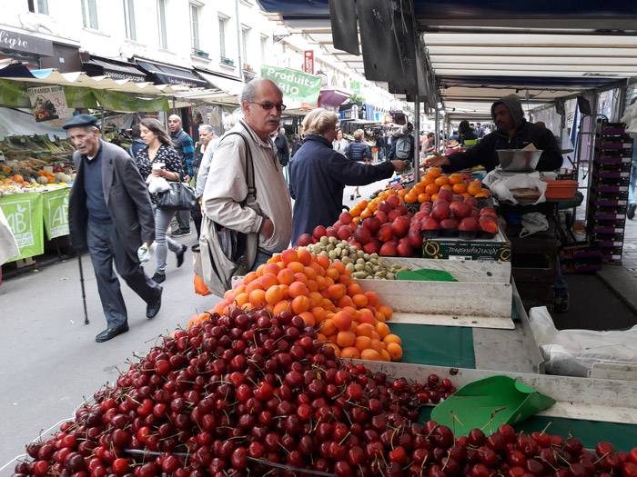 Фруктово-овощной рынок на площади Алигр