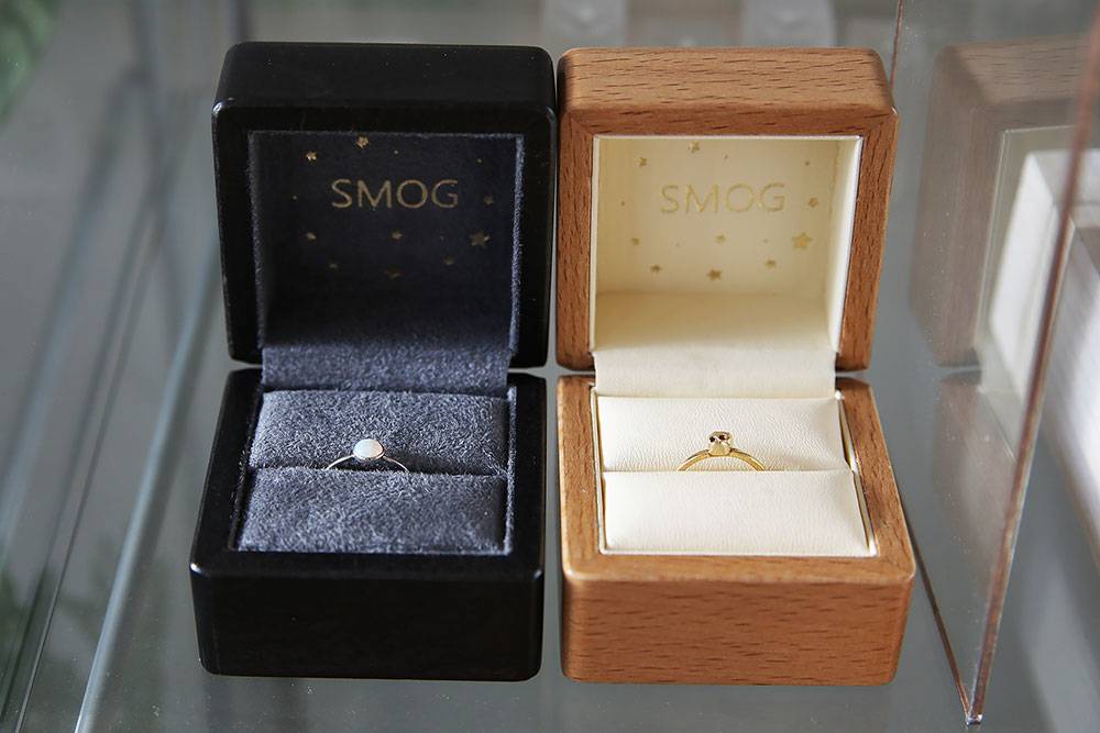 За дополнительную 1000 рублей клиент может заказать деревянную подарочную коробку для кольца