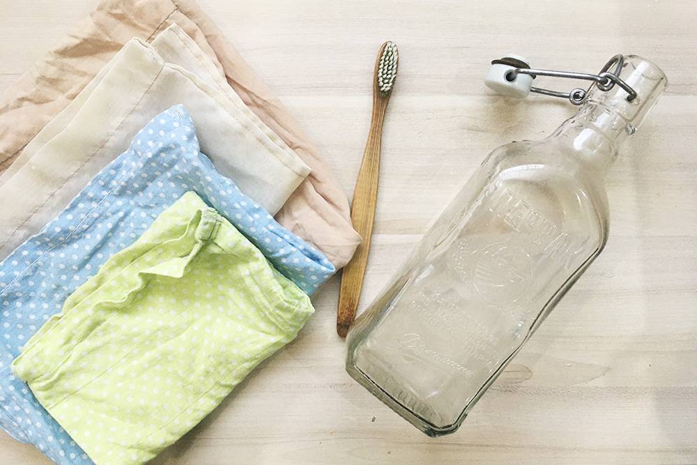 Экологический стартер-пак: бамбуковая зубная щетка, бутылка из-под водки, которую удобно использовать вместо многоразовой бутылки, и тканевые мешочки для&nbsp;покупки продуктов