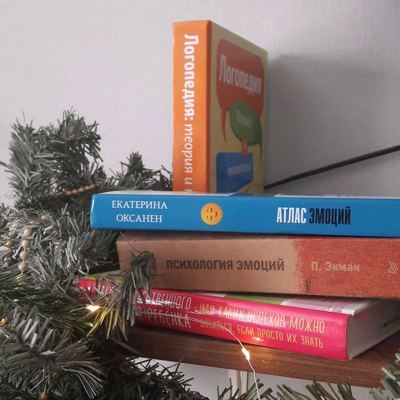 Дежурная полочка. Книги лежат так, чтобы можно было взять мимоходом и так&nbsp;же вернуть. У мужа подобная там, где удобно ему