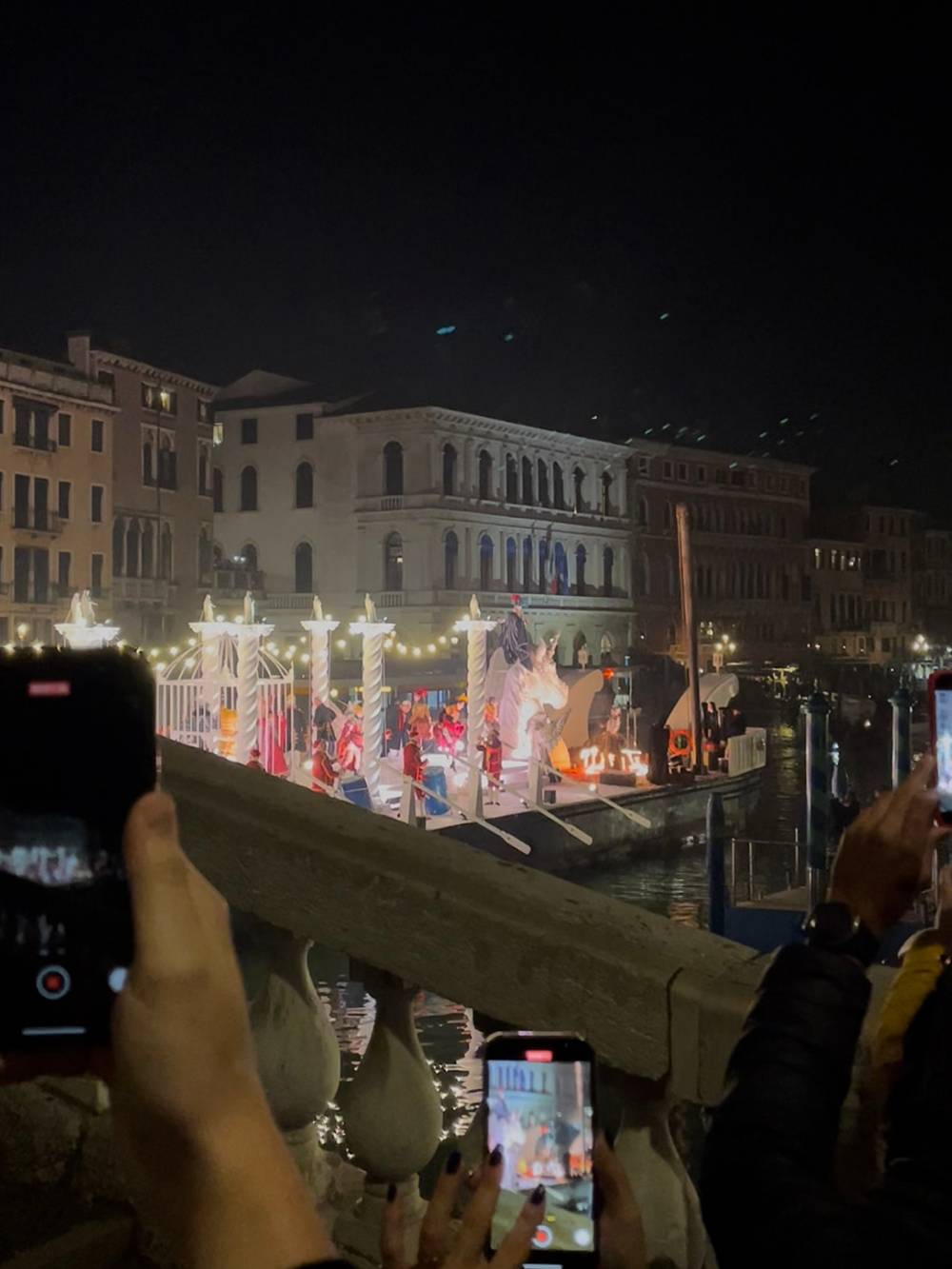 Процессия открытия Венецианского карнавала. Качество не очень хорошее, потому&nbsp;что я снимала видео