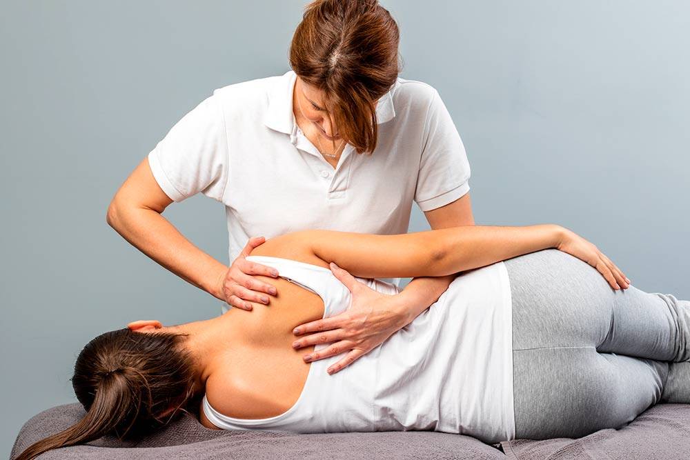 Методы остеопатической манипуляционной терапии для&nbsp;пациента выглядят как мягкий массаж и легкая растяжка. Источник: karelnoppe / Shutterstock