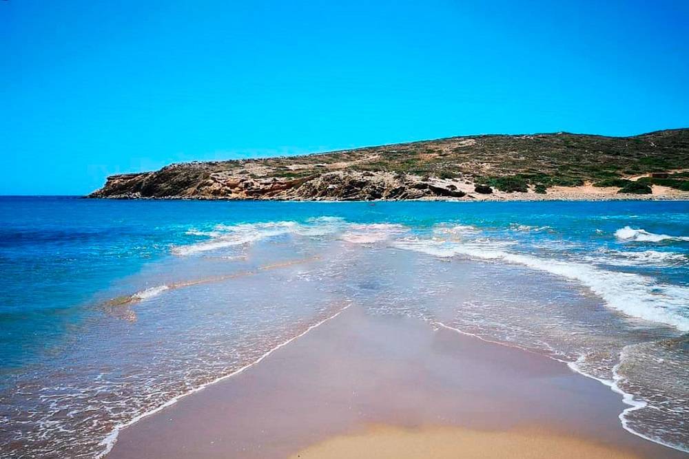 Когда уровень воды поднимается, Прасониси превращается в остров, а моря «женятся», шутят греки. На этом «семейном портрете» два моря слились в одно. Слева Эгейское, справа — Средиземное