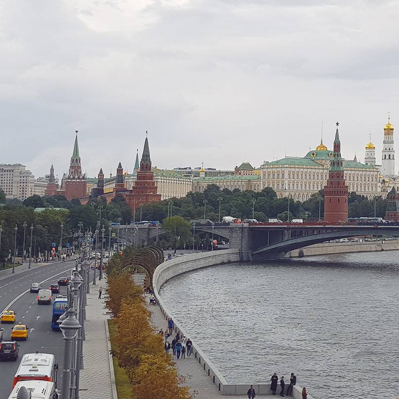 Дошла до Патриаршего моста. Любуюсь Кремлем и видами Москвы