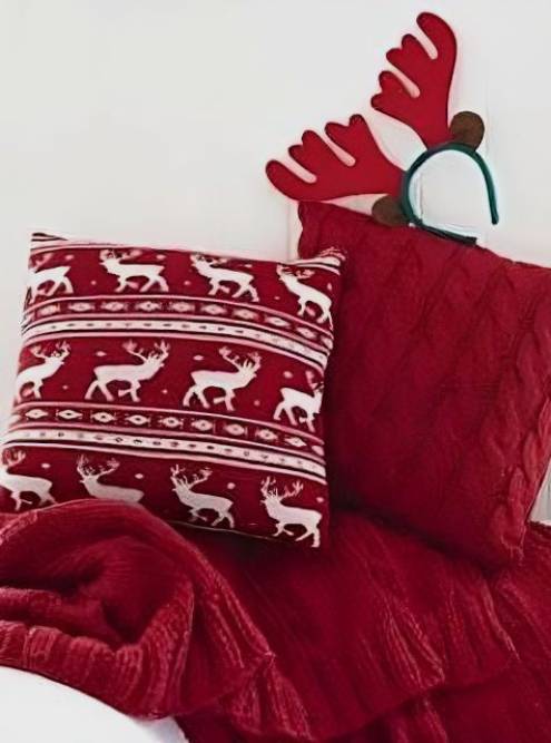 Наволочки на декоративные подушки и плед добавят новогодней атмосферы. Выбирайте классические сочетания: красный, зеленый или&nbsp;синий с белым или&nbsp;золотым. Фото:&nbsp;irinapetrenko.blogspot.com / Pinterest