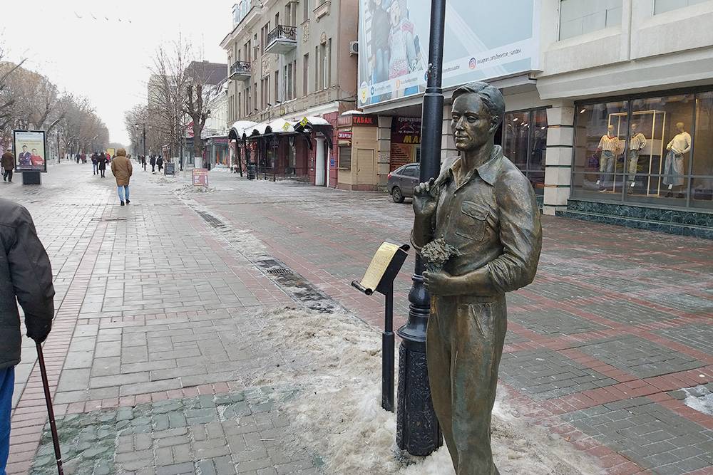 Огней так много золотых. Памятники на проспекте Кирова Саратов. Памятник огней так много золотых Саратов. Саратов улица Кирова памятник. Саратов Арбат пешеходная улица.