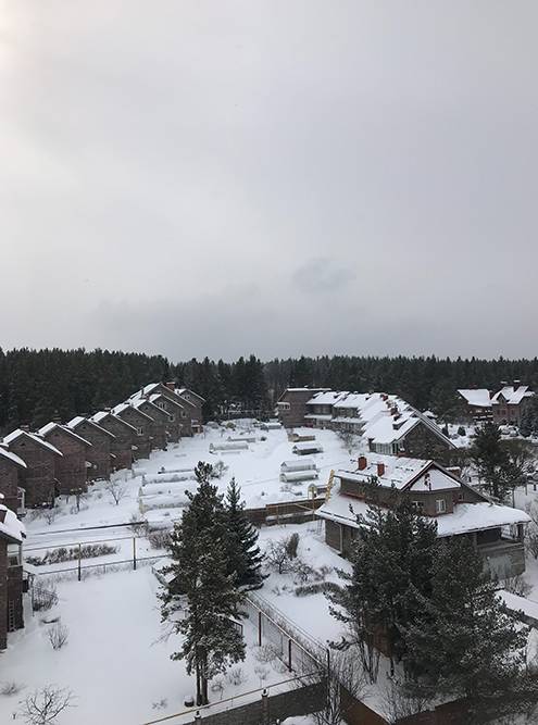 Дома, в которых живут строители башни