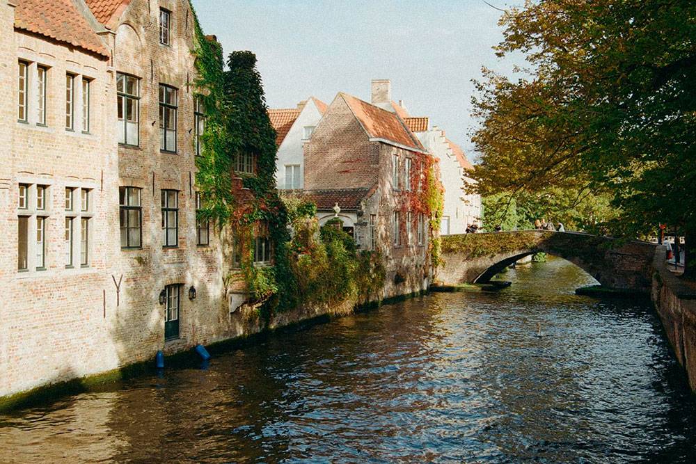В Брюгге меня поразили старинные здания. Например, вдоль каналов стоят деревянные дома 1500&nbsp;года постройки. Фото: Анна Лесных