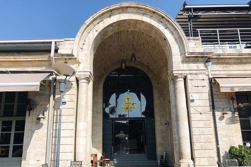 Вход в «Агору». Справа вверху — кафе с большой террасой