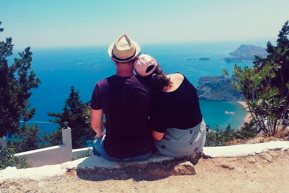 Такой вид на море открывается с горы Цамбика — бесплатной смотровой площадки. Она находится на уровне 300 или 326 метров от земли — гиды пишут по-разному. Это высота примерно 80-этажного дома