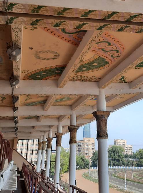 На трибунах сохранились росписи в фирменном стиле архитектора Ивана Жолтовского, который занимался перестройкой здания в 1950-е