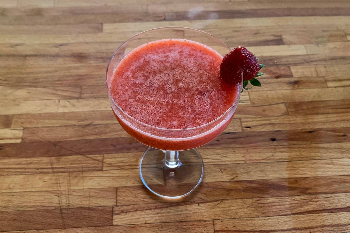 Рецепт клубничного коктейля «Дайкири» в домашних условиях: пошаговый ...