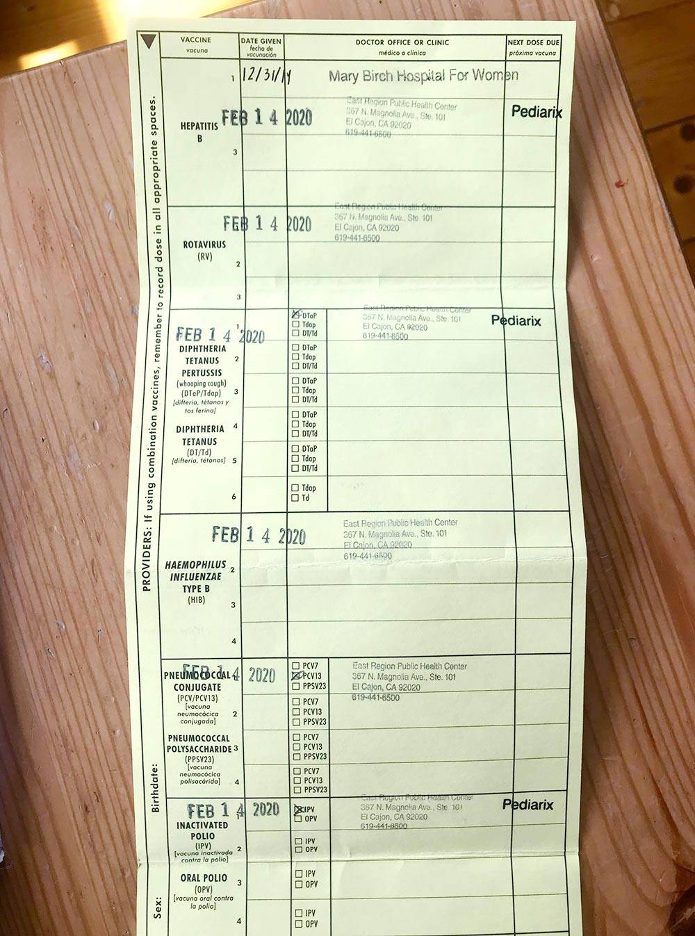 Прививки, которые сделали сыну. В 6 недель в США ребенку делают довольно много прививок: от гепатита&nbsp;Б (повторно), пневмококка, гемофильной инфекции, ротавируса, полиомиелита, дифтерии, коклюша и столбняка. Это все сделали одновременно