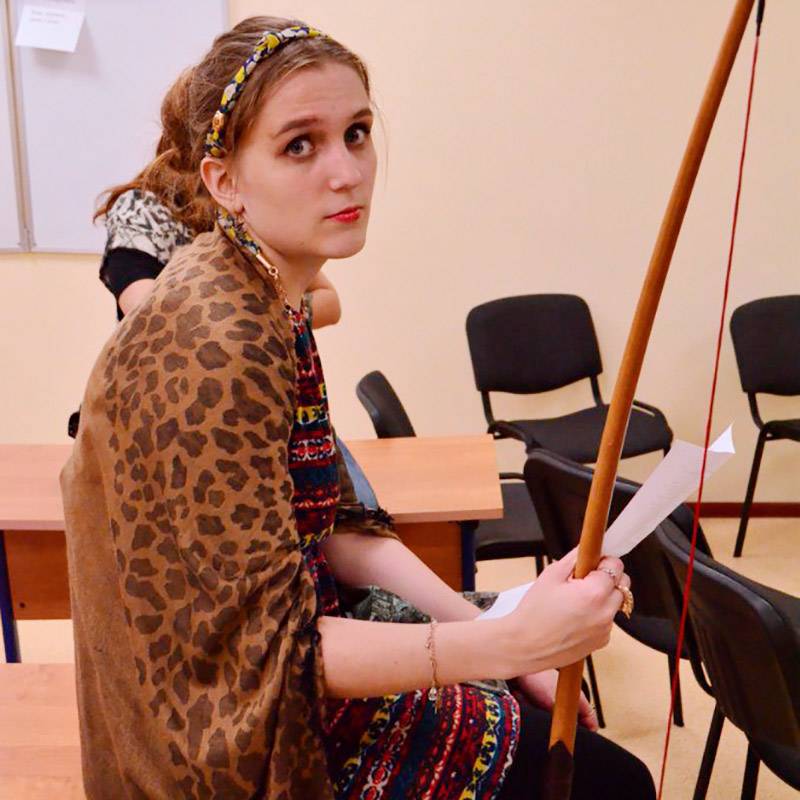 Я в роли Артемиды на кабинетке об олимпийских богах