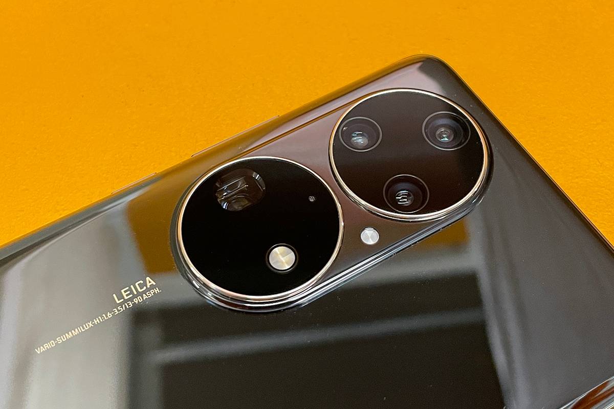 Выступ камеры двойной, но сравнительно небольшой — он выдается из корпуса меньше, чем у iPhone&nbsp;13&nbsp;Pro
