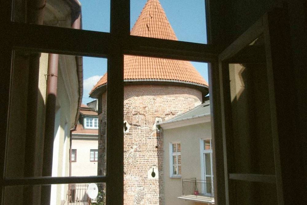 Нам сказали, что из окна будет видно башенку одного из замков. Но увидеть ее можно только из окна ресепшена. Фото: «Букинг»